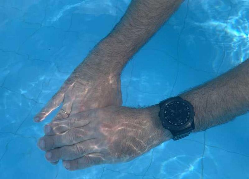 ویژگی‌های یک ساعت شنای حرفه‌ای