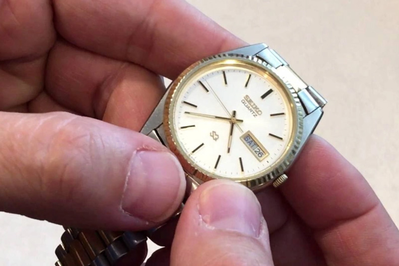 نمایی از یک کشتار (۱۹۸۵) با بازی راجر مور - سیکو Seiko 6923-8080 SPD09