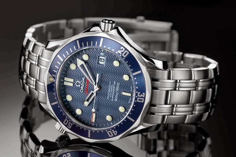 کازینو رویال (۲۰۰۶) با بازی دنیل کریگ - امگا Omega Seamaster Professional 300M Ref. 2220.80.00