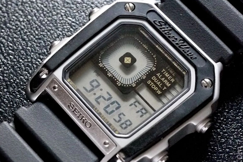 اختاپوسی (۱۹۸۳) با بازی راجر مور - سیکو Seiko G757 Sports 100