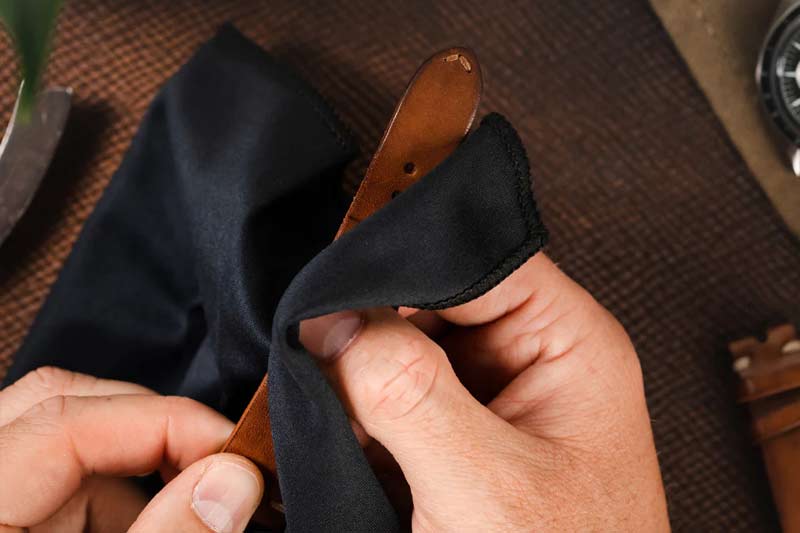 تمیز کردن بند چرمی ساعت